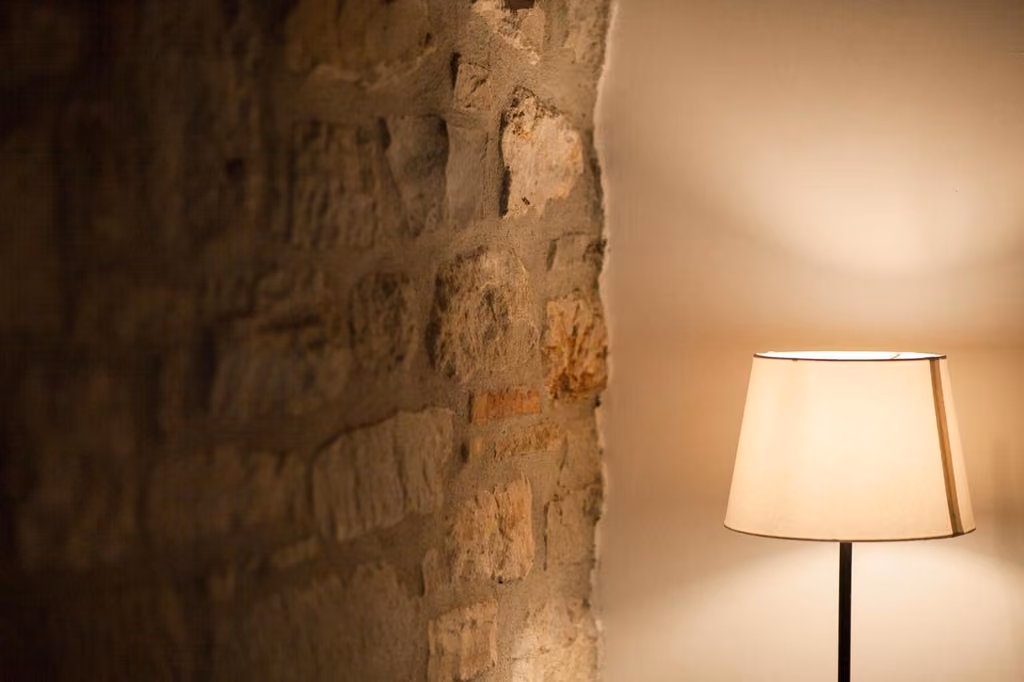 Interni in pietra e legno del B&B Largo Alighieri, nel centro storico di Schiavi di Abruzzo