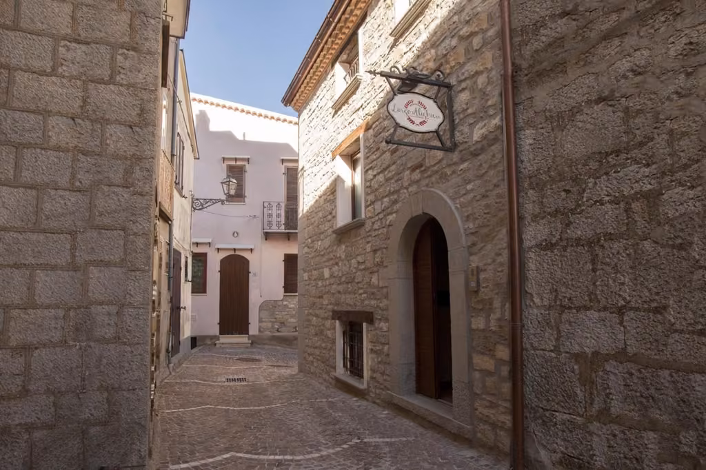Vicolo del centro storico di Schiavi di Abruzzo con l'orologio sul lato dell'edificio