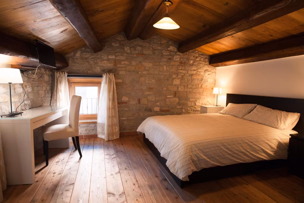 Camera matrimoniale del B&B Largo Alighieri con letto, scrivania e finestra, nel centro storico di Schiavi di Abruzzo