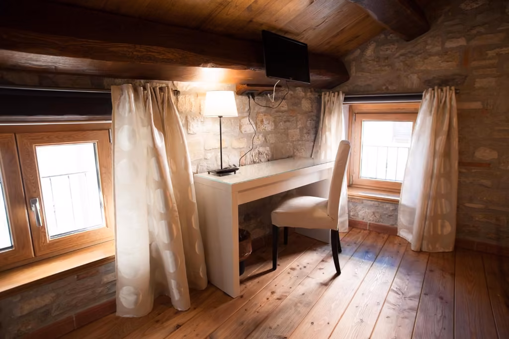 Camera singola del B&B Largo Alighieri con scrivania, sedia e finestre, ideale per chi viaggia per lavoro